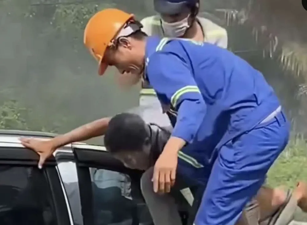 Những người hùng tham gia cứu người tại hiện trường vụ tại nạn cầu Phú Mỹ. Ảnh: MXH Công an tìm người hùng cứu người trong vụ tai nạn cầu Phú Mỹ