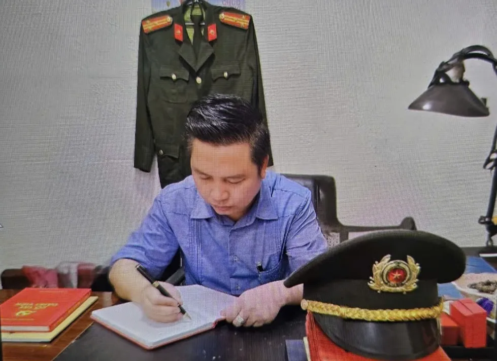 Công an thông báo ai là bị hại, người có quyền lợi nghĩa vụ liên quan đến vụ án thì đến Cơ quan An ninh điều tra Bộ Công an trình báo. gia-can-bo-cong-an.jpg