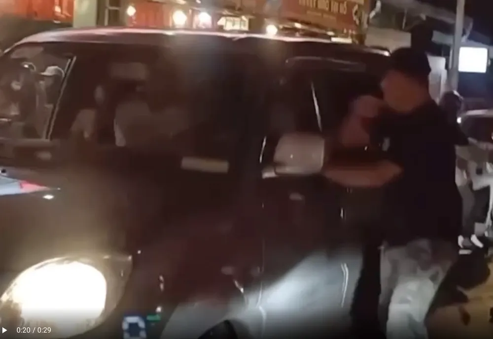 Camera ghi lại hành vi Giang đập kính và hành hung người khác dap-kinh-o-to.png