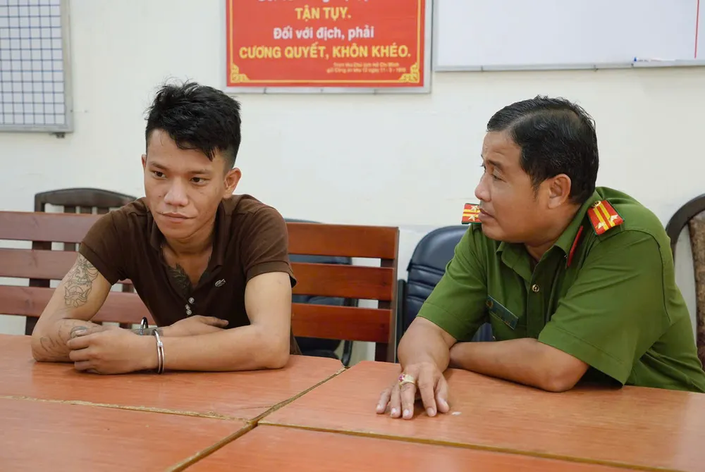 Lợi bị công an bắt giữ Vừa lái xe vừa nghe điện thoại thì bị cướp giật