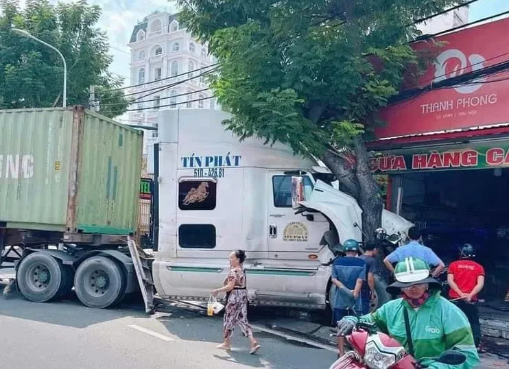 TP.HCM: Nhờ cây xanh chặn nên container không lao vào nhà