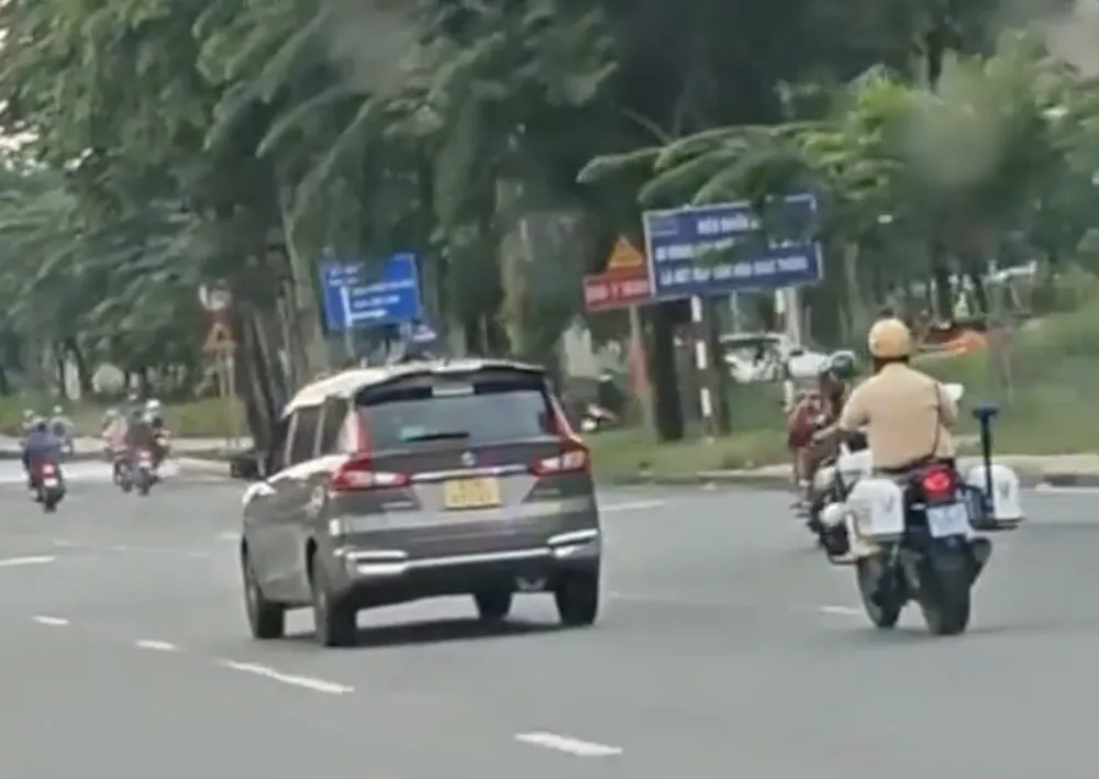 Lập biên bản người lái ô tô lạng lách, bỏ chạy và bị CSGT truy đuổi