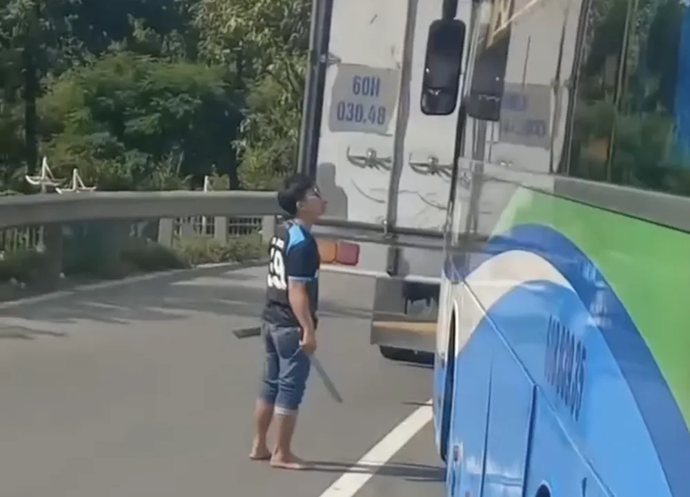 TP Thủ Đức: Thanh niên cầm mã tấu chặn đầu xe khách