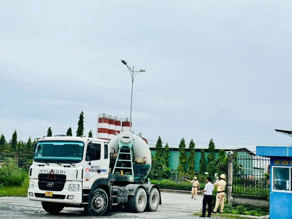 Hàng chục cảnh sát kiểm tra chất ma tuý các tài xế ra vào cảng ở TP Thủ Đức