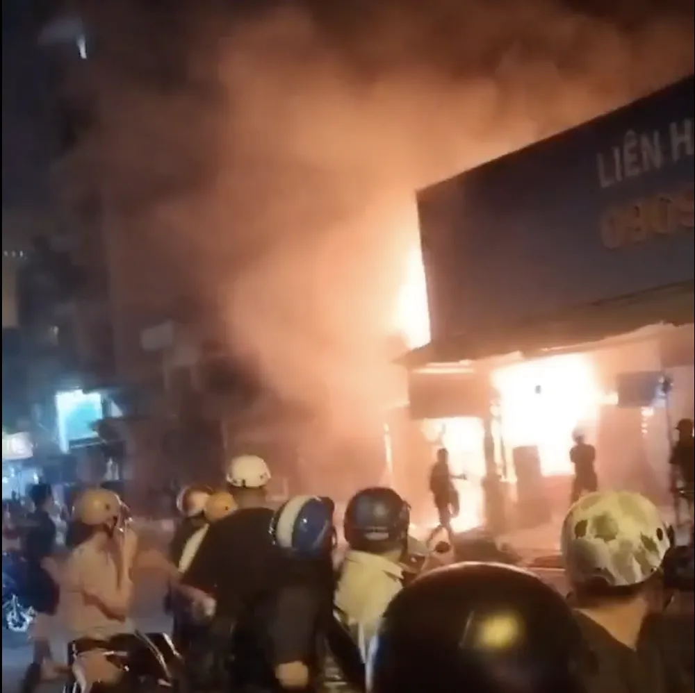 Cháy cửa hàng gà nướng trong chợ Bà Chiểu lúc nữa đêm