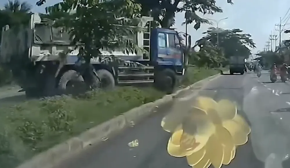 Xe ben leo dải phân cách để băng qua làn đường bên cạnh bị camera ghi lại Xử phạt tài xế lái xe ben băng qua dải phân cách trên đường Nguyên Văn Linh