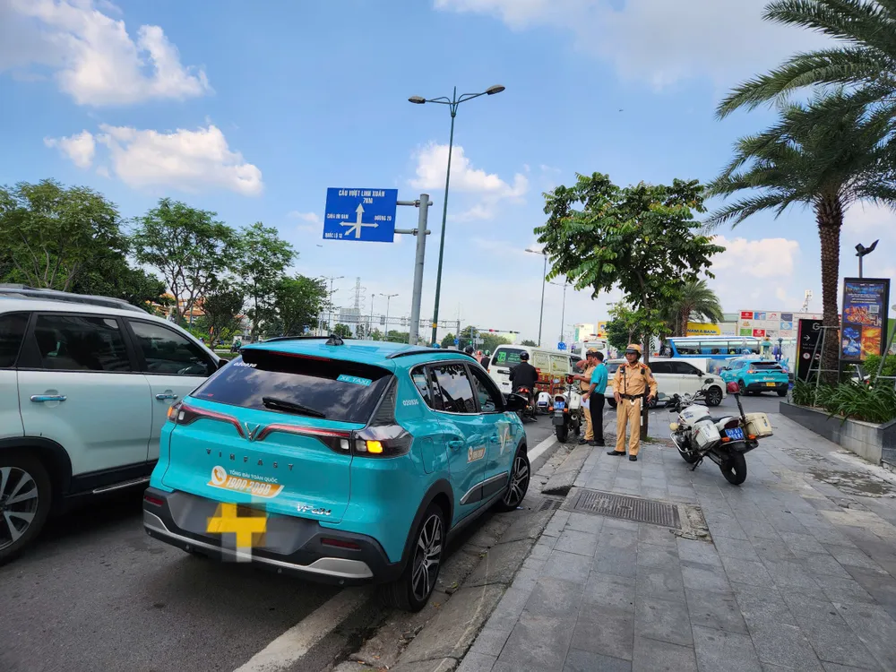 CSGT xử phạt hàng trăm ô tô dừng đỗ sai quy định trên đường Phạm Văn Đồng