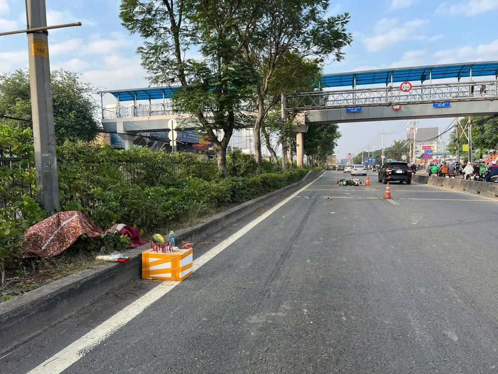 Nam shipper tử vong cách chiếc xe máy té ngã 20 m trên QL1. Ảnh: TS Nam shipper tử vong cách xe máy té ngã 20 mét trên QL1
