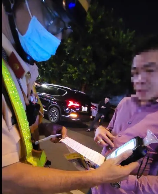 Người xưng nhà báo say xỉn khi lái ô tô không phải là nhà báo