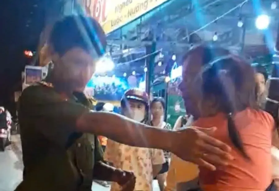 Ông T bế theo con nhỏ đã có lời lẽ xúc phạm lực lượng công an sau khi gây tai nạn Lái ô tô say xỉn gây tai nạn, lăng mạ lực lượng công an