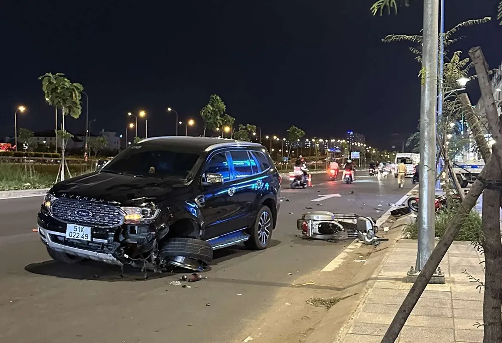 Tại hiện trường, ô tô đang dừng ở làn đường ngược chiều, ba xe máy té ngã, hư hỏng. Ô tô tông liên hoàn 3 xe máy tại TP Thủ Đức khiến nhiều người bị thương