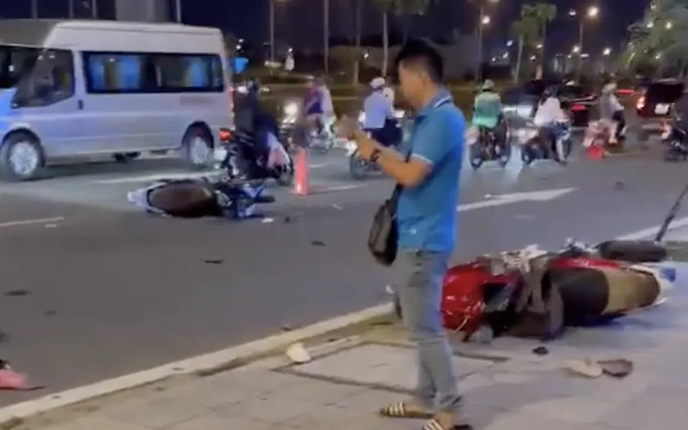 Hiện trường vụ tai nạn cho thấy các xe máy té ngã trên vỉa hè và giữa làn đường Screenshot 2024-11-28 at 19.42.50.png