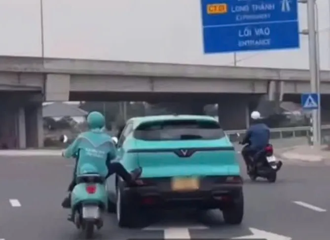 Tài xế xe máy “Ra tay nghĩa hiệp” dùng chân đẩy ô tô bị hư trên đường