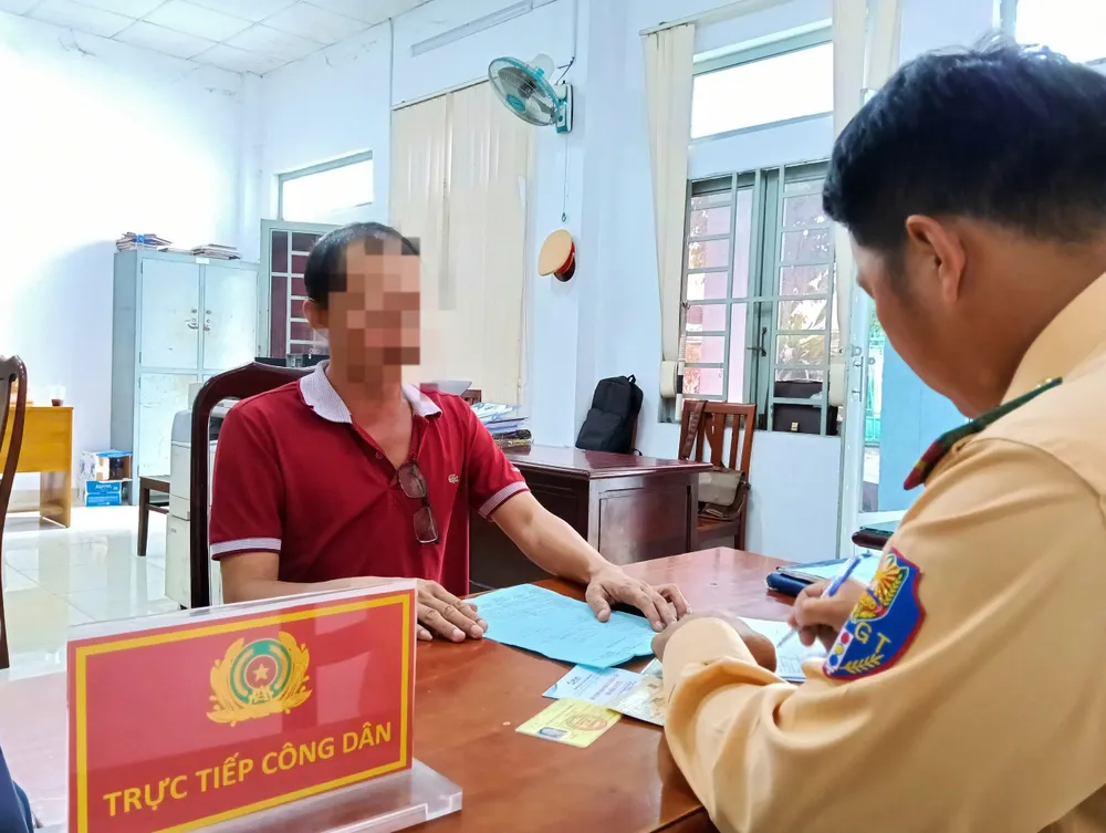 Đình chỉ nhiều tài xế xe buýt vượt đèn đỏ tại TP.HCM