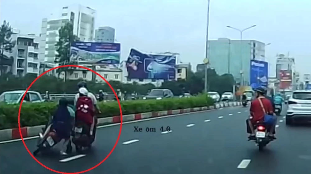 Công an xác minh vụ nghi tạt đầu xe gây phẫn nộ tại quận Bình Thạnh