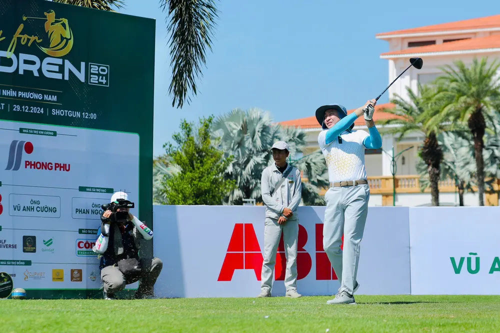 Golfer-tranh-tai-mua-may-tinh-cho-hoc-sinh.jpg