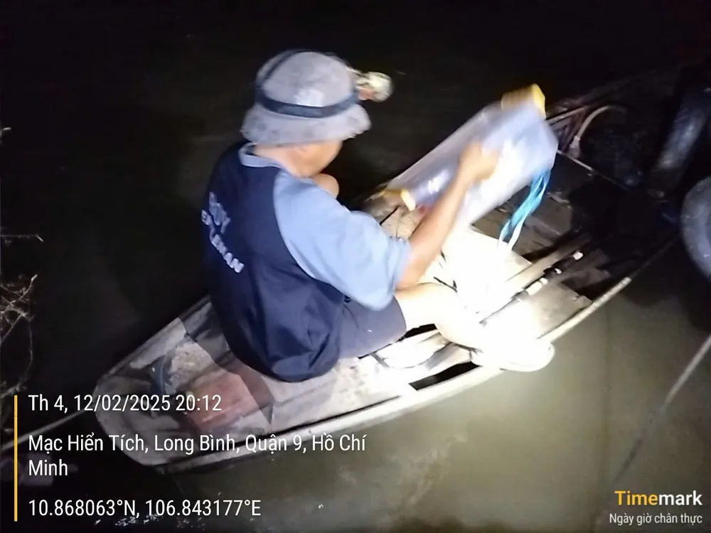 CSGT thả 5kg cá chép, cá trê tang vật vụ kích điện xuống sông Đồng Nai