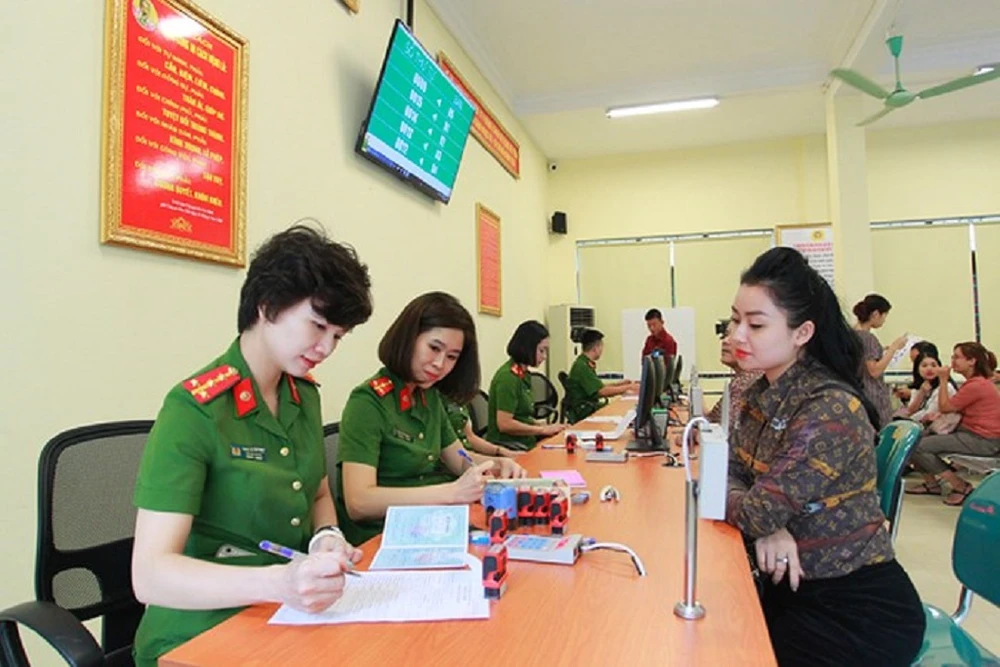 97,81% người dân được khảo sát thấy hài lòng và rất hài lòng đối với sự phục vụ của cơ quan, đơn vị có chức năng giải quyết thủ tục hành chính trong CAND. Ảnh: V03 Chung-toi-rat-cau-thi-trong-qua-trinh-xay-dung-Luat-do-Bo-Cong-an-chu-tri-13.jpg