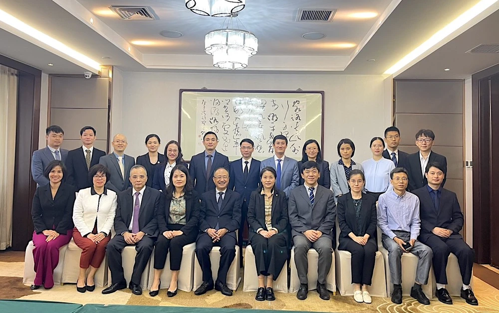 Thiếu tướng Vũ Ngọc Hùng, Phó Cục trưởng V03 (hàng đầu, thứ 5 từ trái qua) tham gia Đoàn đàm phán Hiệp định về chuyển giao người bị kết án phạt tù giữa nước CHXHCN Việt Nam và nước CHND Trung Hoa. Ảnh: V03 Chung-toi-rat-cau-thi-trong-qua-trinh-xay-dung-Luat-do-Bo-Cong-an-chu-tri-3.jpg