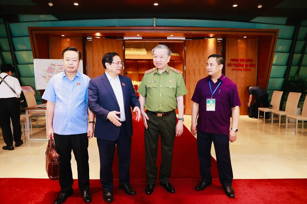Thiếu tướng Phạm Công Nguyên, Cục trưởng V03 (bìa phải) tiếp thu ý kiến chỉ đạo của Thủ tướng Chính phủ trong buổi dự thính phục vụ công tác chỉnh lý, hoàn thiện các dự án luật tại Kỳ họp thứ 5, Quốc hội khóa XV. Ảnh: V03 Chung-toi-rat-cau-thi-trong-qua-trinh-xay-dung-Luat-do-Bo-Cong-an-chu-tri-6.jpg