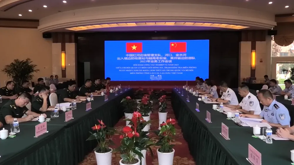 BĐBP tỉnh Lào Cai và Lai Châu hội đàm nghiệp vụ với các lực lượng chức năng biên giới Trung Quốc. Ảnh: Cục PCMT&TP Dung-la-chan-the-phong-chong-toi-pham-ngay-tu-bien-gioi-dat-nuoc-12.png