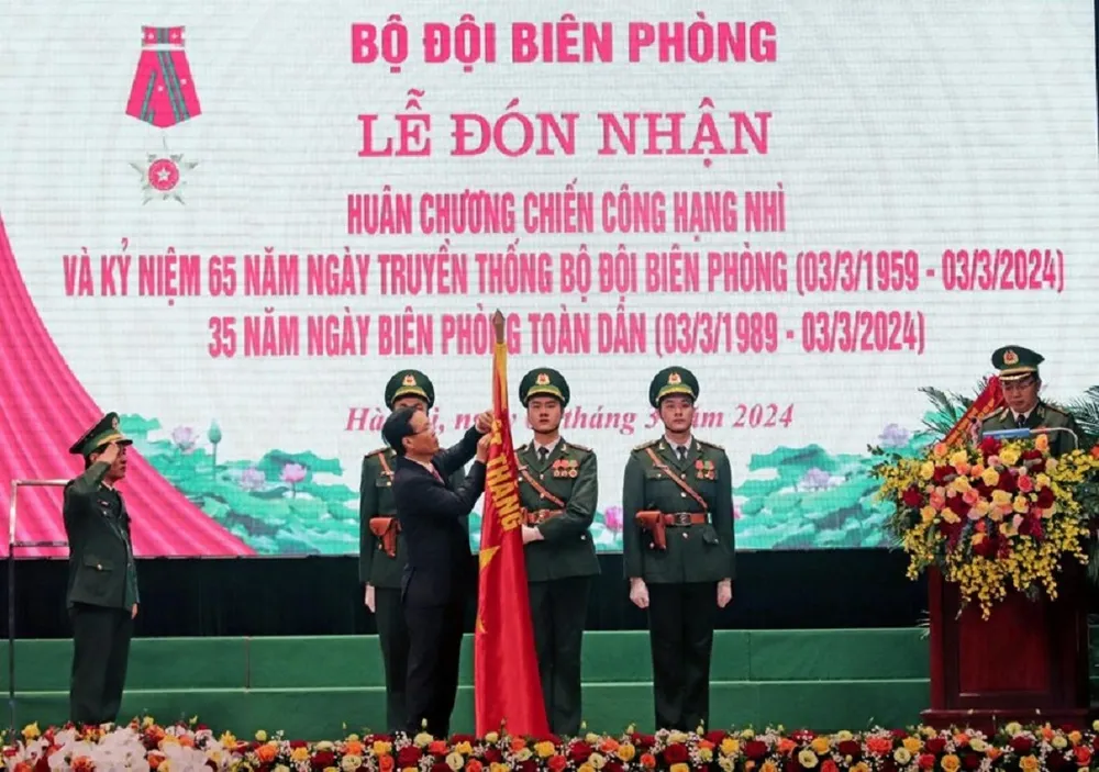 Chủ tịch nước Võ Văn Thưởng gắn Huân chương Chiến công hạng Nhì lên Quân kỳ Quyết thắng của Bộ đội biên phòng Bộ đội biên phòng: 'Lá chắn thép' phòng chống tội phạm ngay từ biên viễn