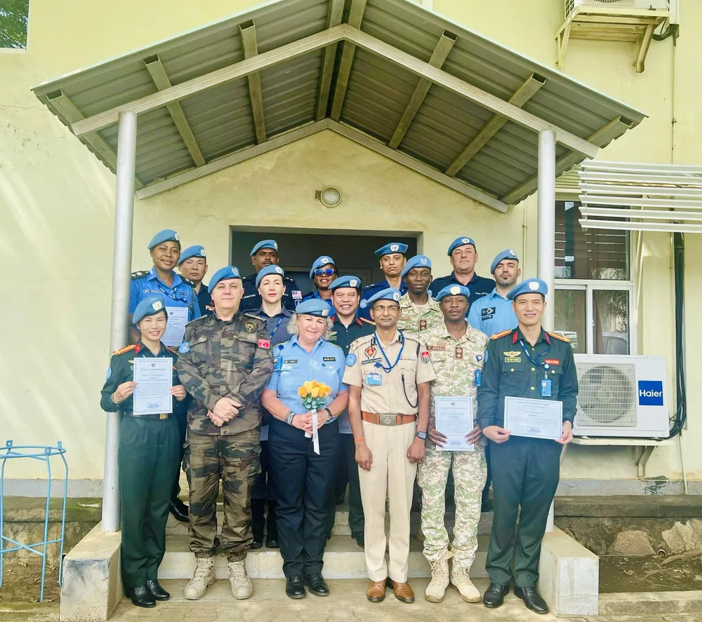 Lãnh đạo Phái bộ và Cảnh sát Phái bộ UNMISS chụp hình lưu niệm cùng các sĩ quan công an Việt Nam. Ảnh: Bộ Công an Trao-giay-khen-cho-si-quan-cong-an-viet-nam-1.jpg