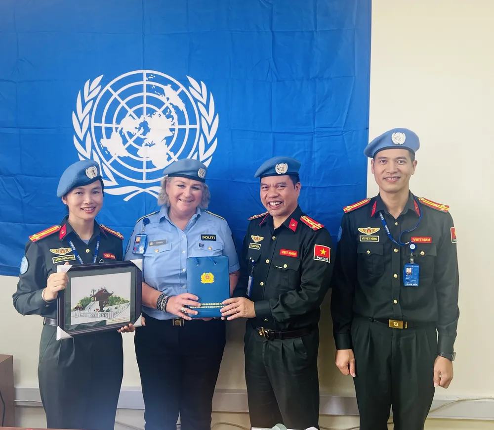 Bà Christine Fossen - Tư lệnh Cảnh sát Phái bộ Gìn giữ hòa bình LHQ tại Nam Sudan (UNMISS) trao Bằng khen, Giấy khen cho 3 sĩ quan công an Việt Nam. Ảnh: Bộ Công an. Tư lệnh gìn giữ hòa bình Liên hợp quốc khen sĩ quan công an Việt Nam