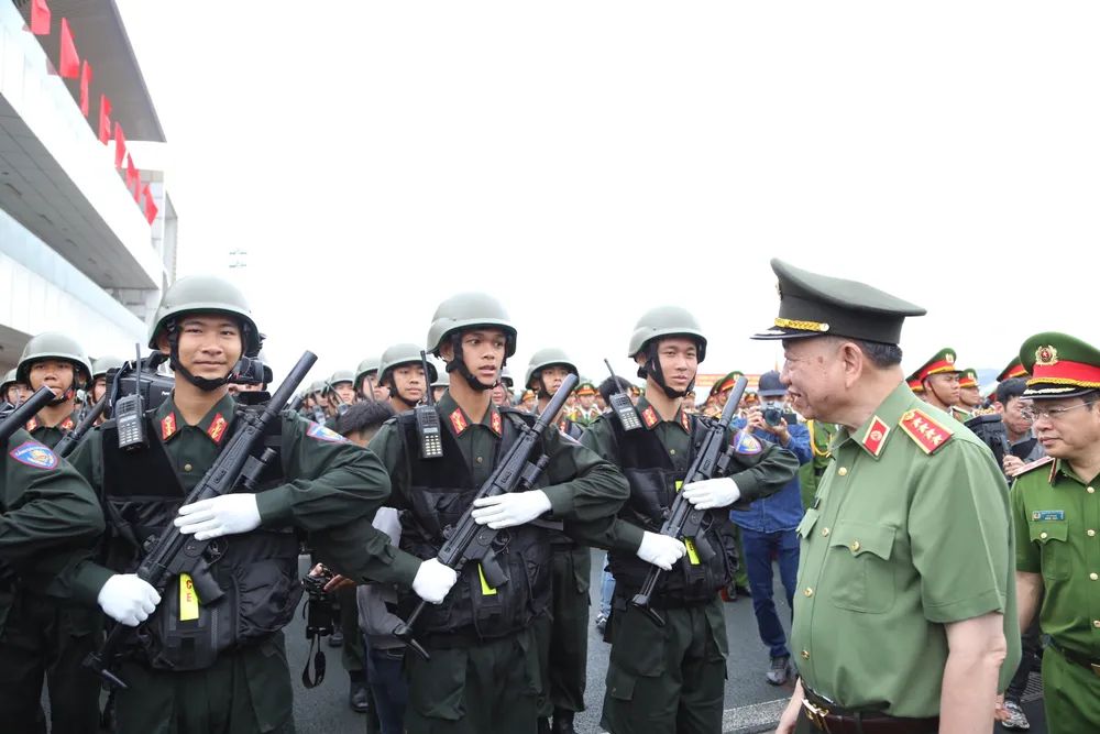 Được tôi luyện trong thực tiễn công tác, chiến đấu, lực lượng CSCĐ ngày càng trưởng thành, phát triển lập nên những chiến công xuất sắc, được Đảng, Nhà nước và Nhân dân ghi nhận, đánh giá cao và được tặng thưởng nhiều phần thưởng cao quý. Dịp Kỷ niệm 50 năm ngày truyền thống (15-4-1974 – 15-4-2024), lực lượng CSCĐ lần thứ hai vinh dự được Nhà nước trao tặng Danh hiệu Anh hùng LLVT. Ảnh: V.N CSCD-lan-dau-tien-trung-dung-may-bay-di-chong-khung-bo-4.JPG