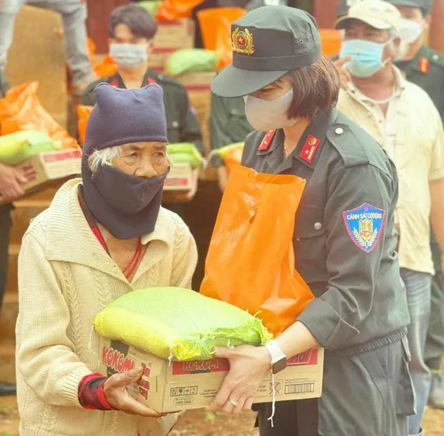 Nói đến Cảnh sát cơ động người ta nghĩ ngay người lính với bộ quân phục, luôn có mặt ở các “điểm nóng” trấn áp tội phạm. Tuy nhiên, người lính Cảnh sát cơ động còn là những người đồng cam cộng khổ với nhân dân, được dân tin, dân yêu. Ảnh: Bộ Công an CSCD-lan-dau-tien-trung-dung-may-bay-di-chong-khung-bo-6.jpg