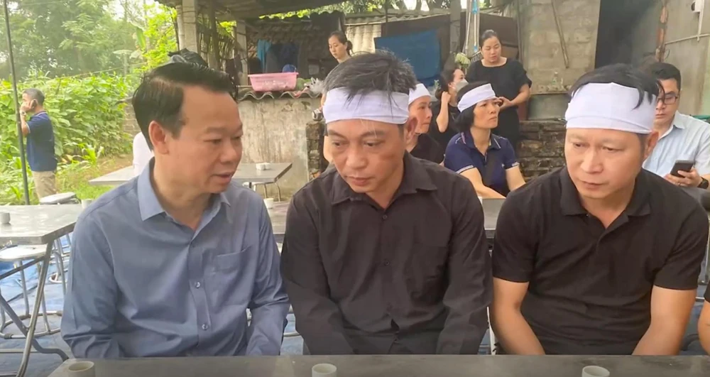 Ông Đỗ Đức Duy - Bí thư Tỉnh ủy Yên Bái đến chia buồn và trao tiền hỗ trợ cho gia đình nạn nhân tử vong vào sáng 23-4. Ảnh: CTV Cam-ket-nuoi-con-cong-nhan-tu-vong-den-nam-18-tuoi-21.jpg