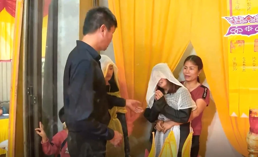 Sáng 23-4, ông Trần Huy Tuấn, Chủ tịch UBND tỉnh Yên Bái cũng đến chia buồn với gia đình có các nạn nhân tử vong . Ảnh CTV Công ty CP Xi măng và Khoáng sản Yên Bái cam kết nuôi con các nạn nhân tử vong đến 18 tuổi