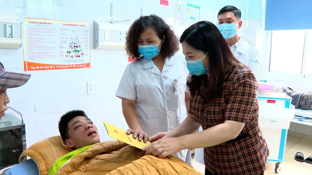 Cũng trong chiều muộn ngày 22-4, bà Vũ Thị Hiền Hạnh, Phó Chủ tịch UBND tỉnh đã đến Bệnh viện Đa khoa tỉnh Yên Bái thăm hỏi, động viên các nạn nhân bị thương. Ảnh: TTXVN Xi-Mang-Yen-Bai-1.jpg