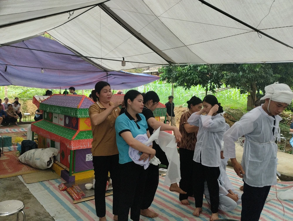 Vợ anh Nông Văn Thuật khóc ngất bên linh cữu của chồng. Ảnh: CTV z5375027843916_14d4af2557fdb2718a44994b279d2bea.jpg