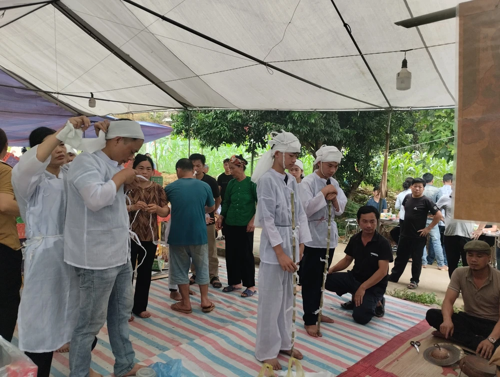 Ánh mắt thất thần của các con anh Nông Văn Thuật. Ảnh CTV z5375027847501_6a36f56c5a341cac02f376a12ad0a707.jpg