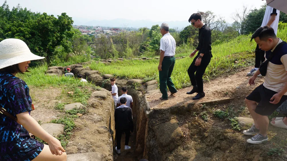 Hàng vạn người tham quan Đồi A1 trước ngày đại lễ chiến thắng Điện Biên Phủ