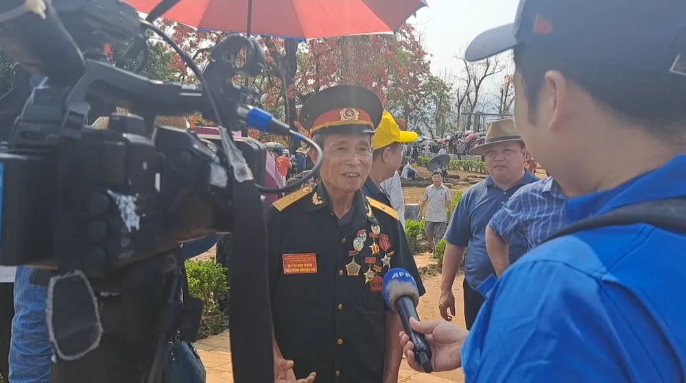 Hàng vạn người tham quan Đồi A1 trước ngày đại lễ chiến thắng Điện Biên Phủ