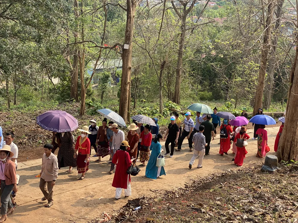 Hàng vạn người tham quan Đồi A1 trước ngày đại lễ chiến thắng Điện Biên Phủ