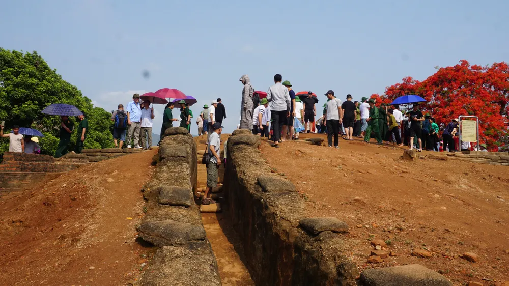 Hàng vạn người tham quan Đồi A1 trước ngày đại lễ chiến thắng Điện Biên Phủ