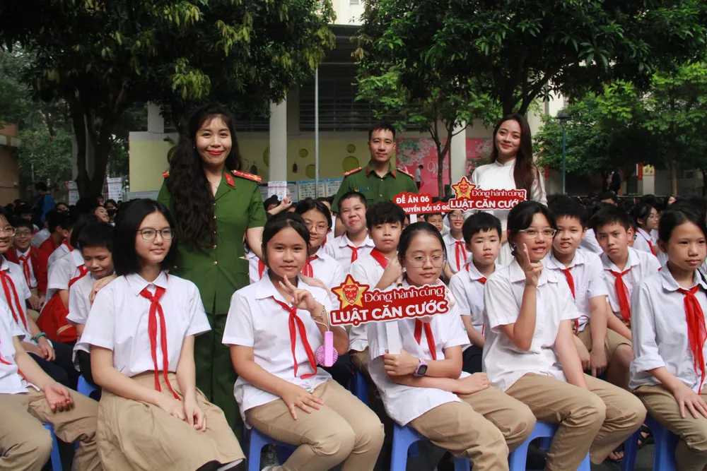 Đông đảo các em học sinh tham gia buổi tuyên truyền. Luat-can-cuoc-2023-1.jpg