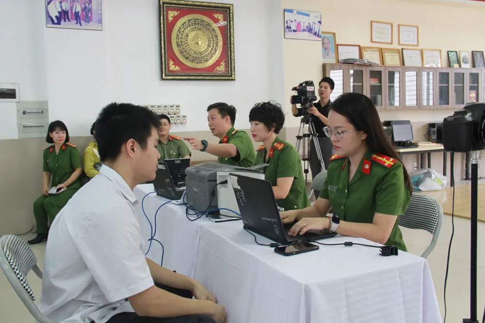 Cô giáo Chu Thị Như Quỳnh, Phó Hiệu trưởng Trường THCS Nghĩa Tân cho biết: "Việc cấp thẻ căn cước cho công dân dưới 14 tuổi vô cùng tiện ích, bởi tất cả giấy tờ của các em sẽ được tích hợp trong thẻ căn cước, rất thuận lợi trong học tập và các hoạt động khác của học sinh". Luat-can-cuoc-2023-3.jpg