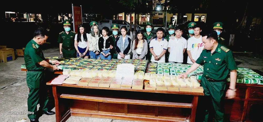Đại tá Nguyễn Văn Giáp, Phó Cục trưởng Cục phòng chống ma tuý và tội phạm, Bộ Tư lệnh Bộ đội Biên phòng (bìa phải), trực tiếp chỉ đạo Chuyên án A424.4p. Ảnh: Cục PCMT&TP cung cấp. 6-thang-dau-nam-bat-giu-hon-1,3 tan-ma-tuy-2.jpg