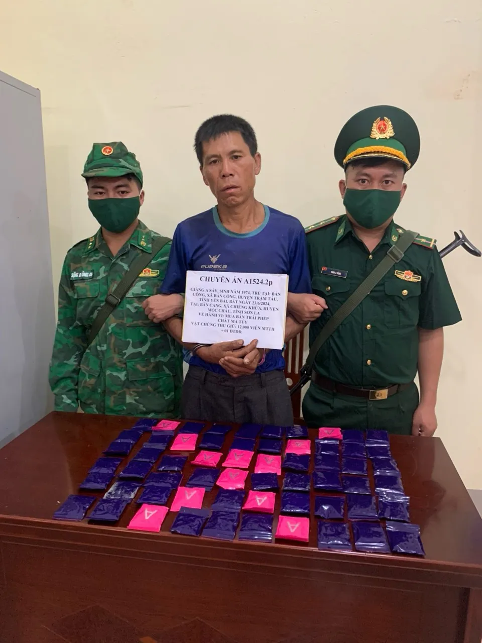 Bắt giữ Giàng A Sây khi vận chuyển trái phép 12 nghìn viên ma túy tổng hợp. Ảnh: Cục PCMT&TP cung cấp. 6-thang-dau-nam-bat-giu-hon-1,3 tan-ma-tuy-3.jpg