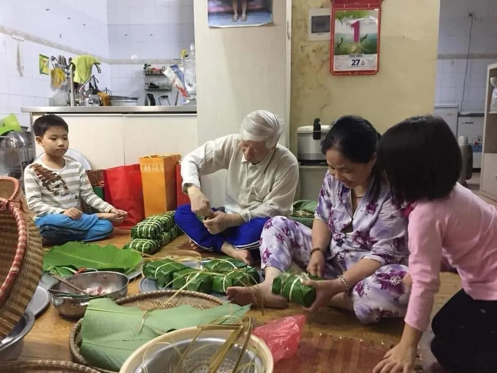 Bức ảnh Tổng Bí thư, Chủ tịch nước Nguyễn Phú Trọng cùng gia đình gói bánh chưng được nhiều tài khoản mạng xã hội đăng tải với dòng trạng thái: “Đây là một trong những bức ảnh lần đầu tiên được công bố trong cuốn sách Xây dựng và phát triển nền văn hoá Việt Nam tiên tiến, đậm đà bản sắc dân tộc ra mắt ngày 21-6-2024 của Nhà xuất bản Chính trị quốc gia Sự thật". Nhu-mot-nguoi-anh-ca-2.jpg