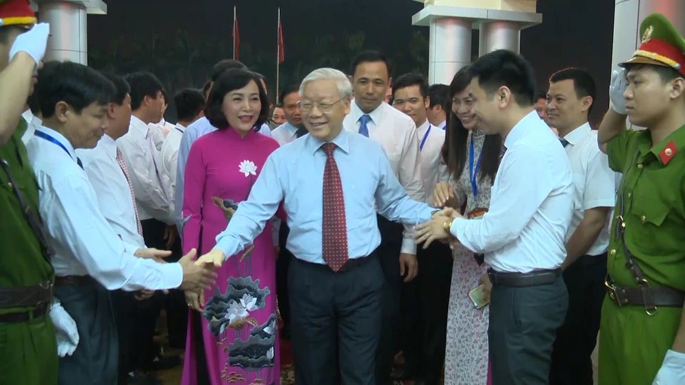 Tổng Bí thư Nguyễn Phú Trọng thăm và làm việc với Đảng bộ, chính quyền và nhân dân tỉnh Ninh Bình, ngày 20-1-2014. Ảnh cắt từ video tư liệu Đài PTTH Ninh Bình. Tang-ni-phat-tu-kinh-tiec-su-ra-di-cua-Tong-Bi-thu-Nguyen-Phu-Trong-6.jpg