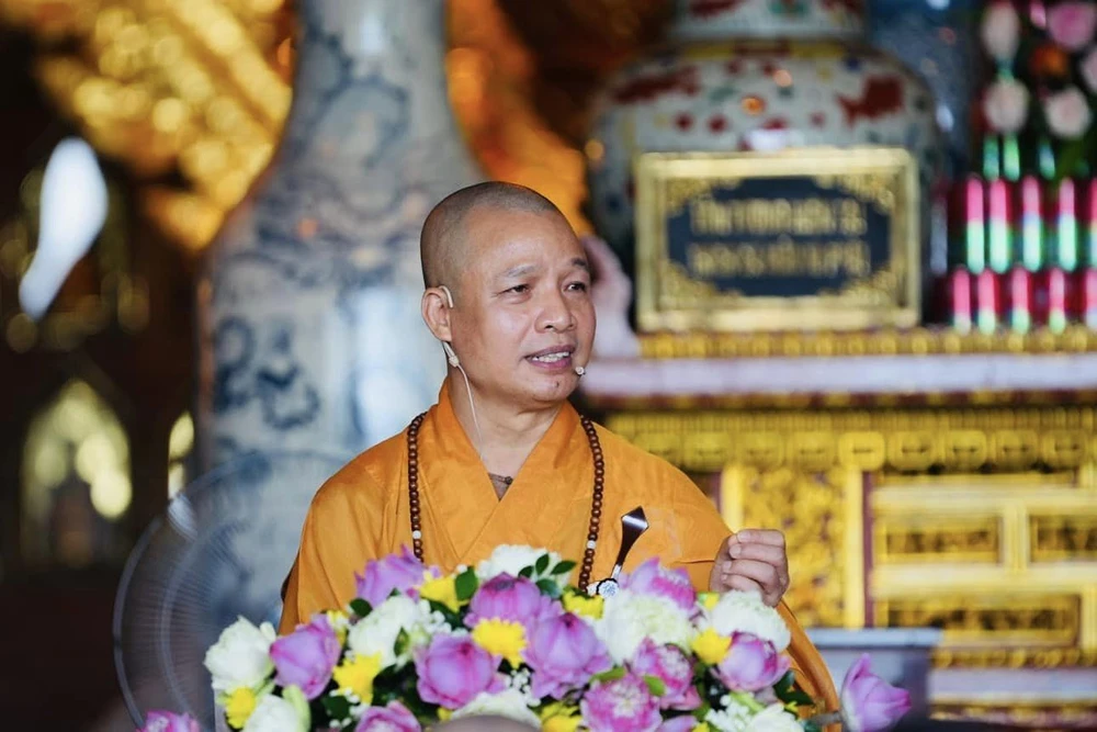 Thượng toạ Thích Minh Quang giảng pháp trong buổi tưởng niệm cố Tổng Bí thư Nguyễn Phú Trọng, sáng 21-7. Ảnh: Chùa Bái Đính cung cấp Tang-ni-phat-tu-kinh-tiec-su-ra-di-cua-Tong-Bi-thu-Nguyen-Phu-Trong-8.jpg