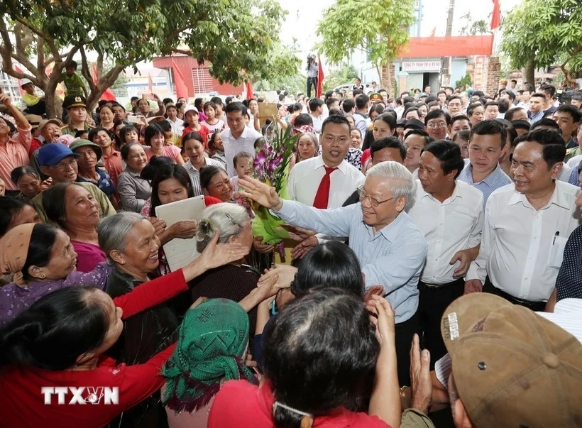 Tổng Bí thư Nguyễn Phú Trọng với nhân dân thôn Thượng Điện, xã Vinh Quang, huyện Vĩnh Bảo trong Ngày hội Đại đoàn kết toàn dân tộc TP Hải Phòng, chiều 15-11-2017. Ảnh: TTXVN Tăng ni, phật tử kính tiếc sự ra đi của Tổng Bí thư Nguyễn Phú Trọng