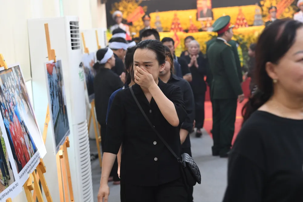 Người dân đẫm lệ đến kính viếng Tổng Bí thư Nguyễn Phú Trọng-3.jpg