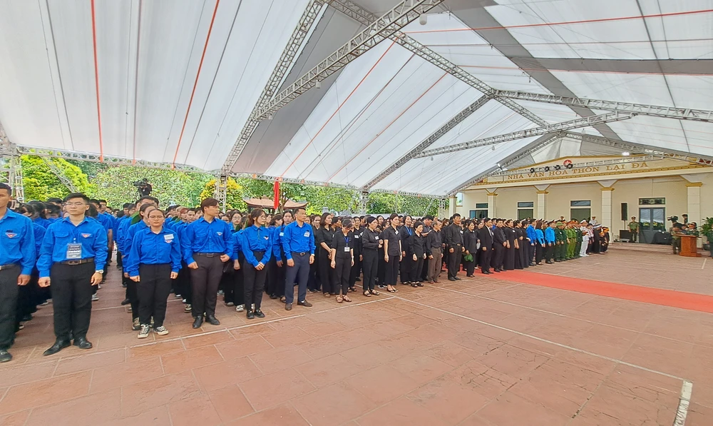 Các tầng lớp Nhân dân trang nghiêm theo dõi Lễ truy điệu được truyền hình trực tiếp từ Nhà tang lễ Quốc gia... Le-truy-dieu-Tong-Bi-thu-Nguyen-Phu-Trong-tai-que-nha-Lai-Da-1.jpg