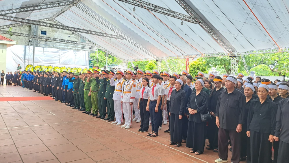 Người dân xếp hàng trang nghiêm để theo dõi Lễ truy điệu và Lễ an táng Tổng Bí thư Nguyễn Phú Trọng Le-truy-dieu-Tong-Bi-thu-Nguyen-Phu-Trong-tai-que-nha-Lai-Da-10.jpg